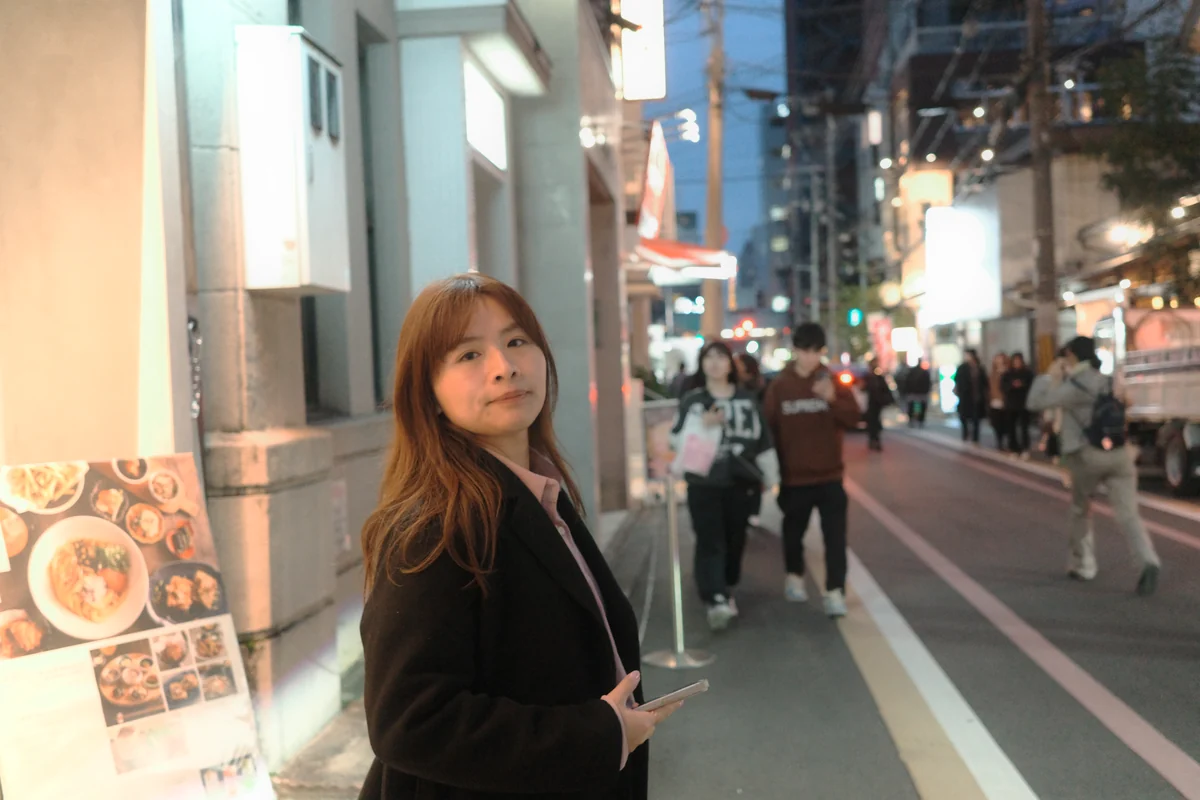 黃翊雅在暮色中的城市街道回頭