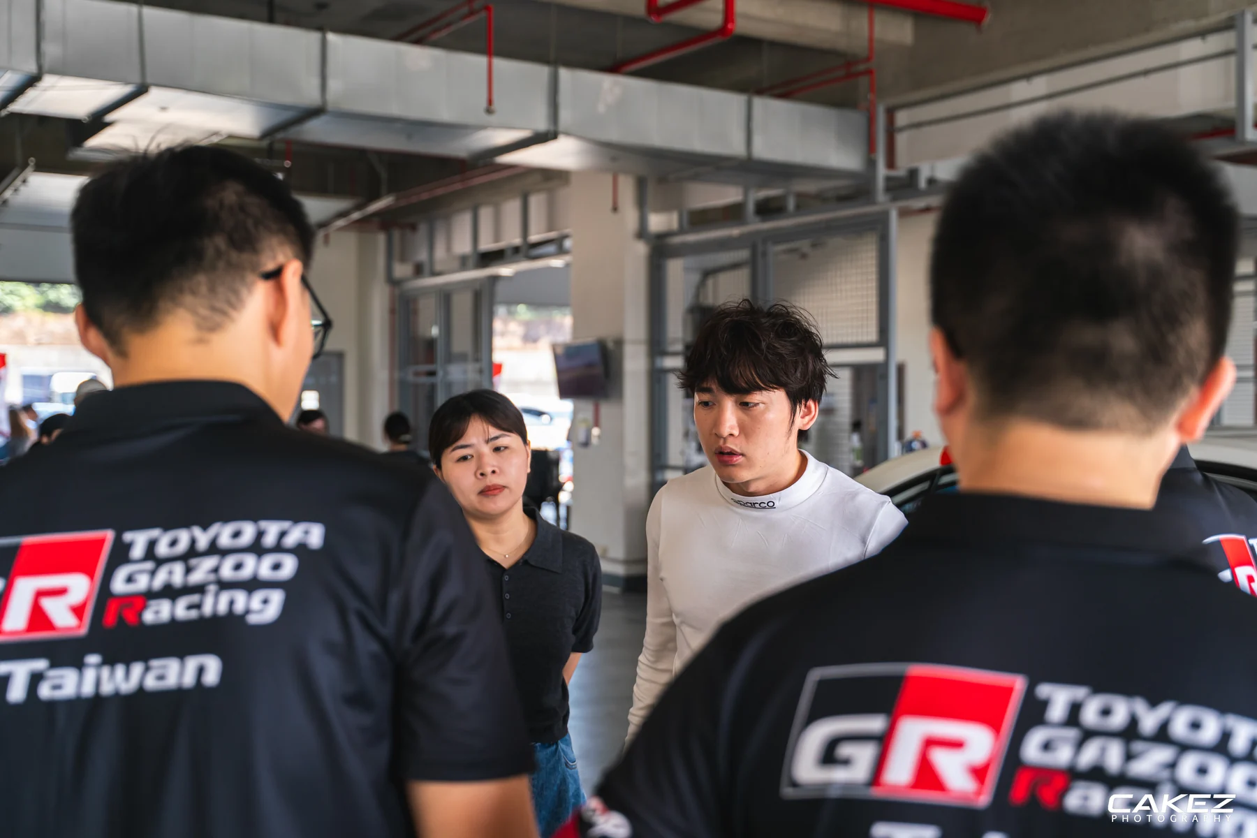 黃翊雅與車手、工作人員在維修區交流